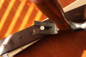 Comment faire trou ceinture cuir ?